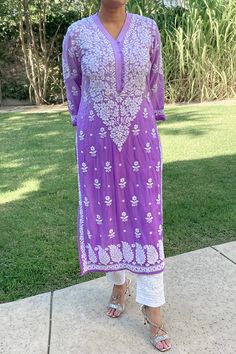 Beautiful Purple Orchid Ombre Lucknowi Chikankari Muslin Kaj Patti Frill Straight Kurta Tunic is ideal for any occasion, from relaxed to refined. With its comfortable fit and ability to be paired with white bottoms & white dupatta, this Lucknowi Chikankari Muslin Kaj Patti Frill Kurti is an essential piece for any wardrobe. 1 Piece Muslin Silk Handwork Lucknowi Chikankari embroidery front, back and sleeves Kurta Length 46" inches Long sleeves 19" inches V neck Straight cut Straight Pants Side sl Chikan Kari Kurti, Phulkari Pants, Lucknowi Kurta, Kurta Skirt, White Dupatta, Patiala Salwar Suits, Chikankari Embroidery, Silk Orchids, Bridal Dupatta