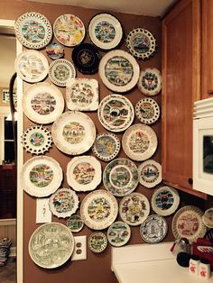 many plates are hanging on the wall in this kitchen