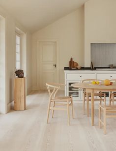 Hans J. Wegner diseñó muchas sillas a lo largo de su trayectoria. Ninguna como la CH24 o Wishbone, que la editora danesa Carl Hansen & Søn lleva produciendo en serie (y vendiendo como churros) desde 1950. Antes y después de la Wishbone, que Wegner diseñó en 1949 y cuyas líneas limpias y orgánicas han inspirado a tantos, el diseñador ya había hecho otras que también forman parte de la serie CH –o Chinese Chairs–, como la CH23 o la Sawbuck. Cómoda y de tacto agradable, la Wishbone es hoy un inc...