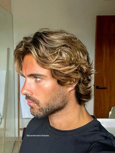 Medium Mens Hair, Medium Length Messy Haircut, Long Short Hair Men, Caramel Hair Men, Hairstyle Men Long, Italian Mens Hairstyles, Middle Part Long Hair Men, Medium Hair Styles Men, Men Medium Hair