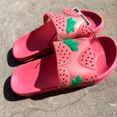 Little Girl Size Medium 2/3 Slides Strawberry Design #Summer #Slides #Pinkshoes #Strawberry Strawberry Boutique, Summer Slides, Unicorn Slippers, Strawberry Design, Boys Slippers, Kids Flip Flops, Boys Socks, Blue Shark, Kids Slippers