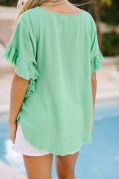 This linen top is just so cute and comfy! We love when you can look cute and be comfy at the same time! This top is perfect for styling this spring and summer! Round neckline Short ruffled sleeves Raw hems No stretch Poppy is wearing the small.