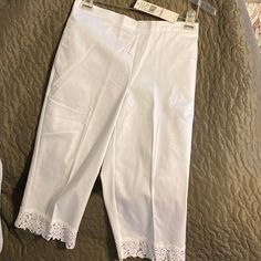 Alfred Dunner White Capris Size 6 Petite With Detailed Trim Of Lace Flowers. From Inseam To Bottom Of Lace 18 Inches. From Top Of Waist Band To Bottom Of Lace Trim 27 1/2 Inches Short Solid Cotton Capris, Fitted Knee-length Capris With Pockets, Elegant White Bermuda Bottoms, Fitted Cotton Knee-length Pants, Casual Cotton Pants With Lace Trim, Spring Capris With Pockets And Short Leg, Solid Fitted Capri Length Pants, Spring Knee-length Solid Capris, Spring Solid Color Knee-length Capris