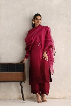 Salwar And Kameez, Magenta Salwar Suit, Salwar Suit Outfit, Silk Shalwar Kameez Pakistani Simple, Salwar Kameez Aesthetic, Elegant Shalwar Kameez, Magenta Kurti, Magenta Color Dress, Magenta Anarkali