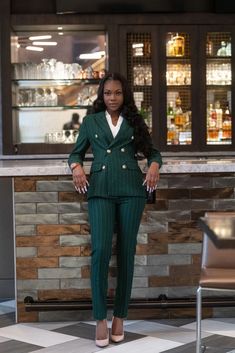 Handle Business Suit- Green – Belle Business Wear Suit Poses, Business Dress Women, Corporate Baddie, Look Festival, Corporate Chic, Stylish Work Attire, Green Suit, Woman Suit Fashion, Beautiful Suit