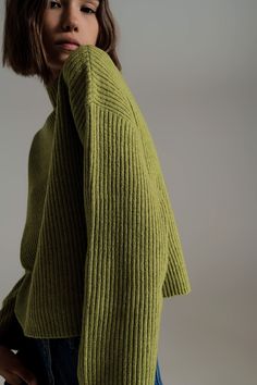 Introducing our Olive Green Soft Ribbed Turtleneck Jumper, a cozy and versatile piece that will keep you stylish and warm during the colder months. This jumper features a classic turtleneck neckline, providing both comfort and a touch of elegance. The long sleeves offer extra coziness, making it a perfect choice for casual outings or relaxing at home. Crafted from a chunky cable knit with ribbed texture, this jumper offers a soft and luxurious feel against the skin. The combination of 74% Acryli Olive Jumper Outfit, Olive Green Sweater Outfit, Green Jumper, Green Turtleneck Sweater, Green Jumpers, Olive Sweater, Turtleneck Jumper, White Jeans Outfit, Jumper Outfit