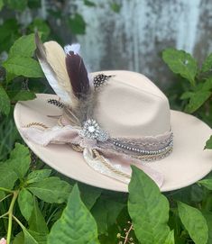 🌸Ladies felt flat brim cowgirl hat.   Handmade.  feathers and charms. Hand beaded!!  Ribbon & lace.  Adjustable size. Luxury Felt Hat With Flat Crown For Spring, Western Wedding Hat With Feather, Cowboy Hat Accessories, Felt Cowgirl Hat, Womens Western Hats, Cowboy Hat Design, Beaded Ribbon, Hat Bar, Hat Cream