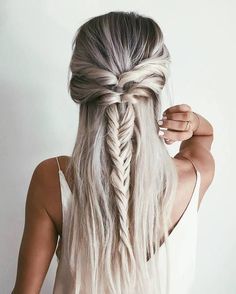 These 25 braided hairstyles are perfect for an easy going summer day. It doesn’t matter if you have long hair, short hair or something in between, you’ll find braided hair ideas ranging from easy to ones that are a little more difficult. A few even have tutorials, so click on over and see all 25! Chic Hairstyles, Long Straight Hair, Fish Tail Braid, Bobs Haircuts, Beauty Salon