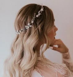 (eBay) Beautiful floral vine hand wires with countless leaves, swarovski crystals and frosted flowers. Worn once for my wedding (beautiful!). Bridal Halo Headpiece, Frosted Flowers, Untamed Petals, Pearl Bridal Headpiece, Bridal Shower Activities, Bridal Halo, Bridal Heels, Bridal Headpiece, Floral Vine