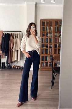 Flared Jeans Outfit Fall, Flare Outfits, Flair Jeans Outfit, Dark Flare Jeans, Flare Jean Outfit, Flare Outfit, Bootcut Jeans Outfit, High Waisted Jeans Outfit, Jeans Outfit For Work