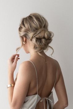 Today’s how to hair tutorial is a textured/loose easy messy updo hairstyle. This simple low bun is the perfect wedding hairstyle, bridesmaid, prom, formal, or wedding guest look. This romantic updo works on medium - long hair lengths, and with the right hair prep can work for thin hair. I linked similar hair tutorials #weddinghairstyleideas Easy Messy Updo, Alex Gaboury, Updo Hairstyles Tutorials, Messy Hair Updo, Hairstyle Wedding, Low Bun Hairstyles