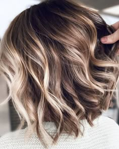 Embracing Elegance: The Beauty of Short Brown Hair Ideas Blonde Fall Hair, Rambut Brunette, Fall Blonde Hair, Brunette Hair With Highlights, Short Brown Hair, Wavy Bob, Brown Hair With Blonde Highlights, Short Hair Balayage, Hair Affair