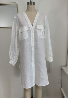 "Max Mara vintage boutique Linen tunic top  V-neck button down Long sleeves Front pockets Side slits Sqare peal buttons Elegant relaxed wear 12\" side slits 100% Italian linen Brand: Max Mara Size: US 14 Length 35\" Shoulder to shoulder 18\" Armpit to pit 23\" Sleeves 22\" Excellent Pristine condition" Linen Tunic Shirt, Linen Tunic Tops, Linen Tunic, Tunic Shirt, Mens Clothing, Scarf Hairstyles, Tweed Jacket, Max Mara, Vintage Boutique