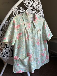 Vintage 60s style blouse with shoulder pads in great condition! No size tag but would be Size Large. Buttons up with pockets! 🌸 Vintage Floral Blouse, 60s Style, Style Blouse, Large Buttons, 60s Fashion, Vintage 60s, Floral Blouse, Size Tag, Shoulder Pads