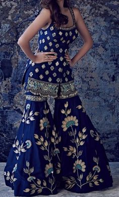 Long Kameez, Vestido Charro, Sharara Designs, Trendy Outfits Indian, Indian Outfits Lehenga, Traditional Indian Dress, Wedding Clothing, Salwar Kamiz, Indian Dresses Traditional