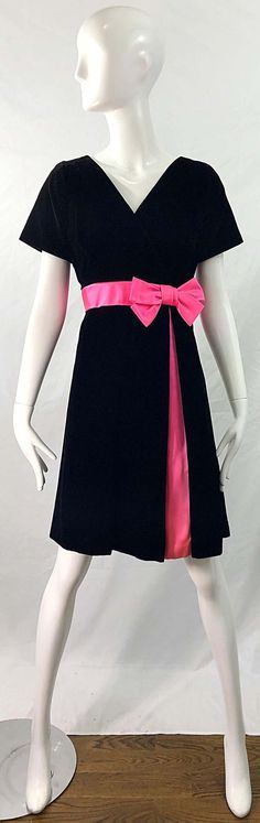 For Sale on 1stDibs - Gorgeous 1950s demi couture black velvet and hot pink silk fit n' flare dress ! Features a tailored bodice with a full skirt. Hot pink bow detail at left 50s Couture, Demi Couture, Raw Silk Dress, Fashion 1950, Silk Sheath Dress, Cherry Dress, Perfect Little Black Dress, Black Hot Pink, White Chiffon