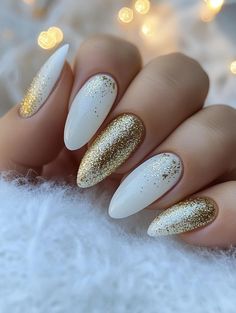 White Christmas Nails: Elegant and Festive Nail Designs for a Classic Winter Look December Nails Christmas 2024, Winter White Glitter Nails, Engagement Christmas Nails, Elegant Holiday Nails Classy Sparkle, Winter Nails Ideas Simple, Winter Bday Nails, White And Gold Winter Nails, Winter White Nail Designs, Soft Christmas Nails