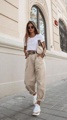 Recipes Winter, Trendy Outfits 2020, Recipes Pumpkin, Photos Winter, Best Jeans For Women, Slouchy Jeans, Thanksgiving Pumpkin, Beige Outfit, Fashion Family