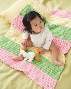 Follow this free knit pattern to create a cute baby blanket using Bernat Baby Pom Pom yarn. Pipsqueak Yarn Patterns, Bernat Baby Yarn, Bernat Baby Blanket Yarn, Knit Baby Blanket, Knitting Patterns Free Blanket, Pom Pom Blanket, Knitting Baby, Baby Mittens, Baby Blanket Knitting Pattern