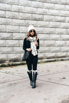 3 Scarves, 3 Different Ways - Crystalin Marie Black Hunter Boots Outfit, Hunter Boot Outfits, Winter Hunter, Rainboots Outfit, Boots Outfit Ideas, Rain Boot Outfit, Hunter Boots Outfit, Black Hunter Boots, Winter Mode Outfits