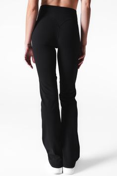 Our Cloud II Foldover Trouser is designed for the ultimate comfort whether you are enjoying your workout of the day or stopping by your favorite coffee shop. This pant offers medium support and compression to accentuate your assets. Full-length Sweat-resistant Yoga Pants For Sports, Functional Elastane Pants For Gym, Functional Elastane Gym Pants, Moisture-wicking 4-way Stretch Gym Bottoms, Functional Full-length Breathable Yoga Pants, Compressive Full-length Running Bottoms, Breathable Elastane Training Pants, High Stretch Elastane Pants For Running, Sweat Resistant Solid Gym Bottoms