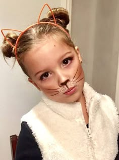 Schminken; 41 makkelijke voorbeelden voor gezicht kind - Mamaliefde Halloween Face Painting Ideas, Simple Halloween Makeup, Cat Face Makeup, Carnaval Make-up, Halloween Face Painting, Makeup For Kids, Halloween Makeup For Kids, Maquillage Halloween Simple, Obličejové Masky