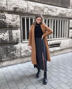 Cold Weather Maxi Skirt Outfit, Midi Skirt And Coat Outfit, Midi Skirt Coat Outfit, Office Doc Martens Outfit, Maxi Skirt Dr Martens, Midi Skirt With Boots Winter, Shoes For Skirts Winter, Doc Martens Outfit Autumn, Doc Martens Outfit Modest