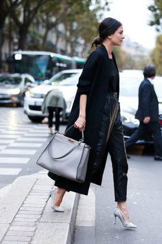 work handbag tote / street style fashion #streetstyle #fashionweek #fashion #womensfashion #streetstyle #ootd #style / Pinterest: @fromluxewithlove Leila Yavari, Pfw Street Style, Mode Tips, How To Wear Leggings, Blazer Outfit, Paris Fashion Week Street Style, Mode Casual, Style Inspiration Fall, Looks Street Style