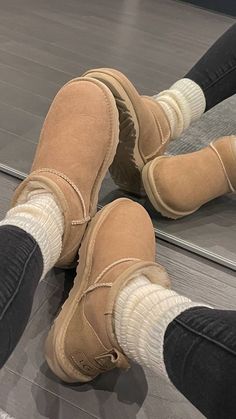 Winter Shoes 2023 Trends, Uggs Classic Mini, Uggs Classic, Ugh Boots, Ugg Classic Mini Ii, Ugg Classic Mini, Uggs Outfit, Swag Shoes