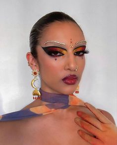 Western Makeup, Bold Makeup Looks, Graphic Makeup, Traditional Indian Jewellery, Unique Makeup, Bold Makeup