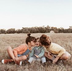 Sibling Photography Poses, Sibling Poses, Sibling Photography, Sibling Photos, Fall Photoshoot, Family Posing, Fall Pictures, Family Goals, 3 Kids