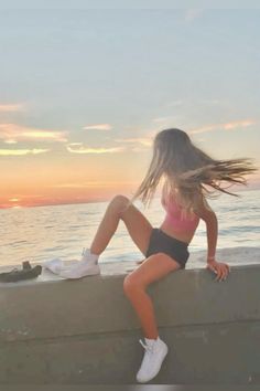 #summer #vscogirl #summer19 #2019 #summergoals #preppy #aesthetic #sunset #lake #sunsetwalk Cute Summer Instagram Pictures, Recreate Photos, Fun Summer Ideas, Preppy Pfps, Friends Aesthetics, Vsco Summer, Sunset Lake