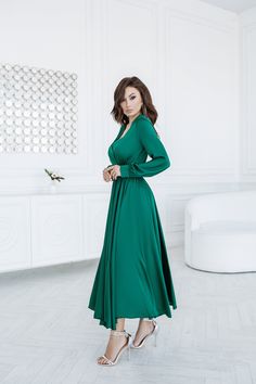 Fabric: faux silk Viscose 35%, Polyester 35%, Cotton 20% Nylon 10% V-neck Long sleeve Puffed sleeve Accordion pleat Maxi length