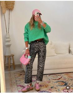 Leopard Pants Outfit Fall, Leopard Pants Outfit Winter, Outfits With Leopard Pants, Style Leopard Pants, How To Style Leopard Pants, Leopard Outfit Ideas, Print Jeans Outfit, Leopard Pants Outfit, Nyc Fashion Winter