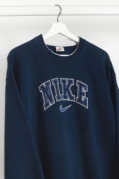 Nike Vintage Sweatshirt, Vintage Nike Sweatshirt, Nike Design, Nike Retro, Nike Crewneck, Stylish Hoodies, Good Style, 90s Nike, Guys Clothing Styles