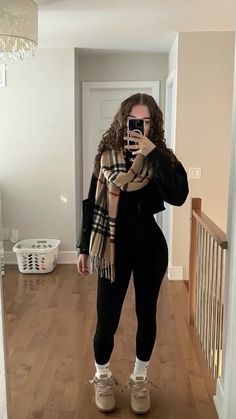 Casual Friday Winter Outfits, Plus Size Outfits With Vans, Fall Lazy Outfits For School, Winter Ootd Ideas, Outfits With Black Tasman Uggs, Outfits Ideas With Leggings, Brikenstoke Outfit, Outfits With Black Sweats, Off Roading Outfit For Women