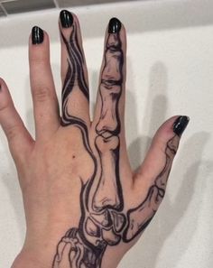 Half skeleton bone hand black tatto
Edgy punk grunge halloween cool Bone Hand Tattoo, Skeleton Hand Tattoos, Mekap Mata, Tato Henna, Pretty Hand Tattoos, Bone Tattoos, Sharpie Tattoos, Pen Tattoo