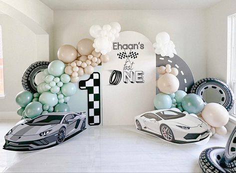 Car Theme 1st Birthday Decorations, One Year Old Car Theme Party, 1st Race Car Birthday Parties, Car Theam Birthday Decoration, Race Car Balloon Decor, Two Fast Birthday Balloons, Fast One Birthday Party Theme Decor, Fast One Decorations, Fast One Theme Birthday