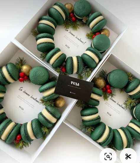 Macaroons Gift Ideas, Christmas Confectionary Ideas, Christmas Patisserie Ideas, Macaron Gift Box Ideas, Dessert Gift Box Ideas Diy, Macaron Wreath Christmas, Chinese New Year Macaron, Christmas Macaron Ideas, Christmas Macaron Flavors