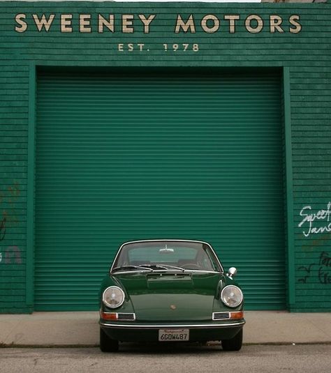 Green Garage, Porsche Girl, Vintage Auto's, Dark Green Aesthetic, Soho House, Retro Cars, Garage Door, Green Aesthetic, Porsche Logo