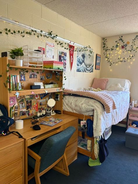 Room Ideas Dorm, Vintage Dorm, Dorm Room Ideas For Girls, Uni Dorm, Room Ideas For Girls, Dorm Room Layouts, College Dorm Room Inspiration, Dream Dorm Room, Cozy Dorm Room