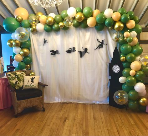 Peter Pan. Neverland. Balloon arch. Photo backdrop. Peter Pan Shower Ideas, Peter Pan Birthday Decoration, Peter Pan Photo Booth, Disney Hoco Decorations, Peter Pan Balloon Arch, Peter Pan Onederland Party, Neverland Backdrop, Baby Shower Themes For Boys Disney, Peter Pan Birthday Theme