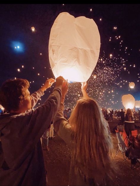 Lantern Fest, Tangled Wedding, Light Fest, Floating Lanterns, Cute Date Ideas, Floating Lights, Photography Posing Guide, Bridal Photoshoot, Photo Couple