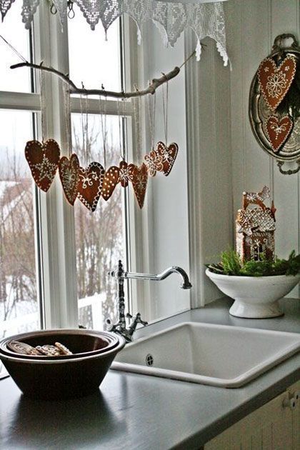 window decorations for christmas Koti Diy, Vibeke Design, Scandinavian Christmas Decorations, Christmas Window Decorations, Navidad Diy, Nordic Christmas, Christmas Window, Tree Ideas, Noel Christmas