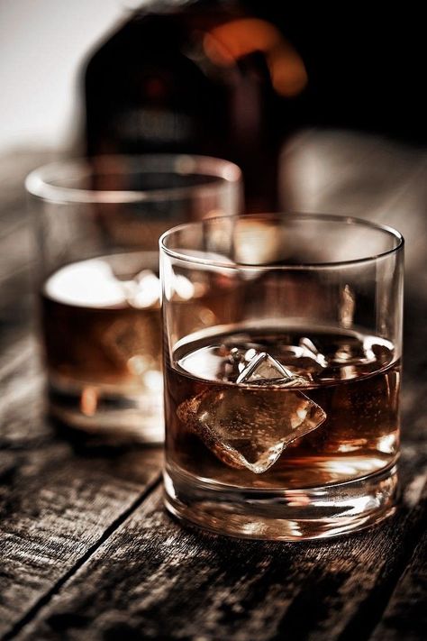 Whiskey Glasses Aesthetic, Liquor Aesthetic Dark, Whiskey Asethic, Whiskey Drinks Aesthetic, Drinking Whiskey Aesthetic, Whiskey Aesthetic Man, Alcohol Aesthetic Drinks, Whisky Aesthetic, Liquor Aesthetic