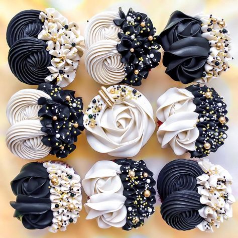 Luxe Cupcakes, K Cake, Chocolate Cake Decorated, Black And White Cupcakes, Black Cupcakes, Elegant Cupcakes, Chomp Chomp, Birthday Things, Gold Cupcakes