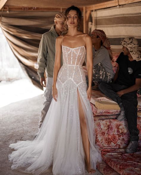 Boho Modern Wedding Dress, Cabo Wedding Dress, 2024 Bridal Gowns, Style Of Wedding Dresses, Haute Couture Wedding Gowns, Famous Brides, Gali Karten, Kimono Lingerie, Vegas Dress