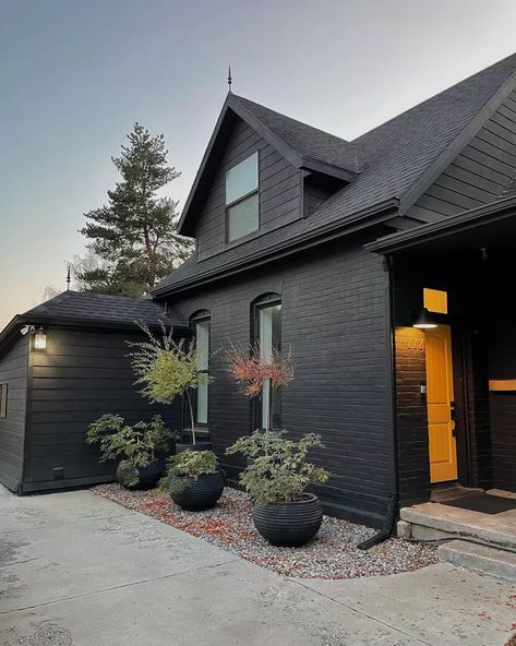 18 Modern Black Houses That Will Make You Rethink Your Home's Exterior Curb Appeal Ranch Style Home, Black House Ideas, All Black House Exterior, Black Aesthetic Home, Black Brick House Exterior, Modern Black Houses, Modern Brick House Exterior, Black Brick House, Painted Brick Ranch