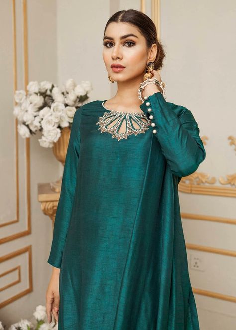 Emerald Green Indian Suit, Raw Silk Salwar, Light Outfits, Silk Salwar Suit, Costume Vert, Neck Stitching, Raw Silk Dress, Design Kurti, Lehenga Design