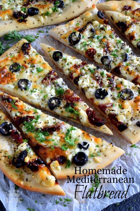 Homemade Mediterranean Flatbread - Fast, easy, and delicious Homemade Mediterranean Flatbread-style pizza in less than thirty minutes! Simply change the toppings to suit your preferences!  #flatbread #pizza #homemade #Mediterranean #meatless #vegetarian Mediterranean Flatbread Pizza, Mediterranean Flatbread, Resep Pizza, Mediterranean Diet Recipes Dinners, Naan Pizza, Easy Mediterranean Diet Recipes, God Mad, Flatbread Recipes, Pizza Recipes Homemade